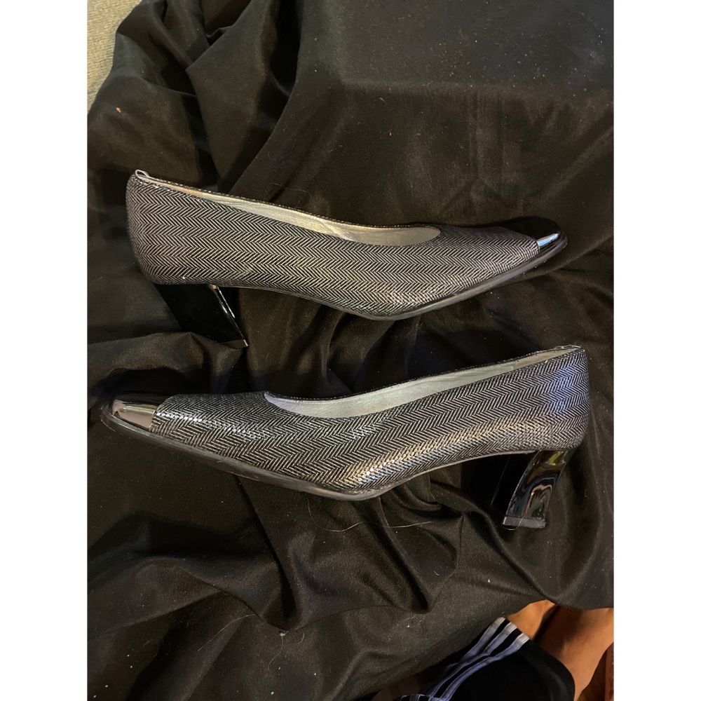 Gray & Black Pump . Size 7.5